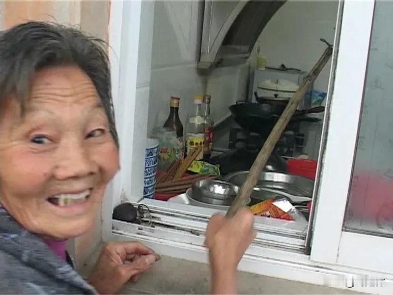 警方通报老人坐门口吃橘子被打倒 最近“警方通报老人坐门口吃橘子被打倒”这事闹得沸