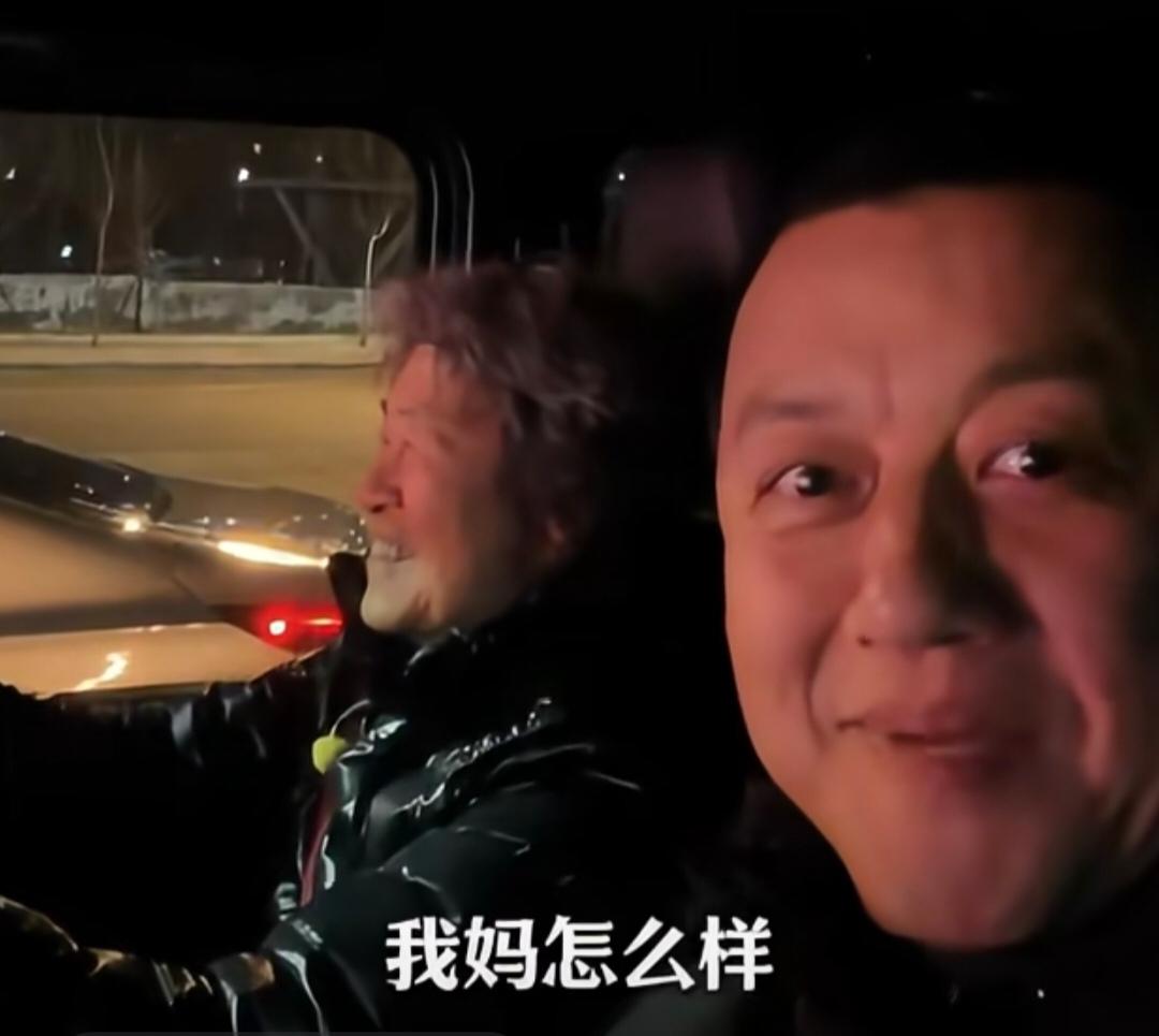 李亚鹏过年回家了，
与老街坊聚了聚，
小酌了两杯，
不能开车了，
只能由83岁妈