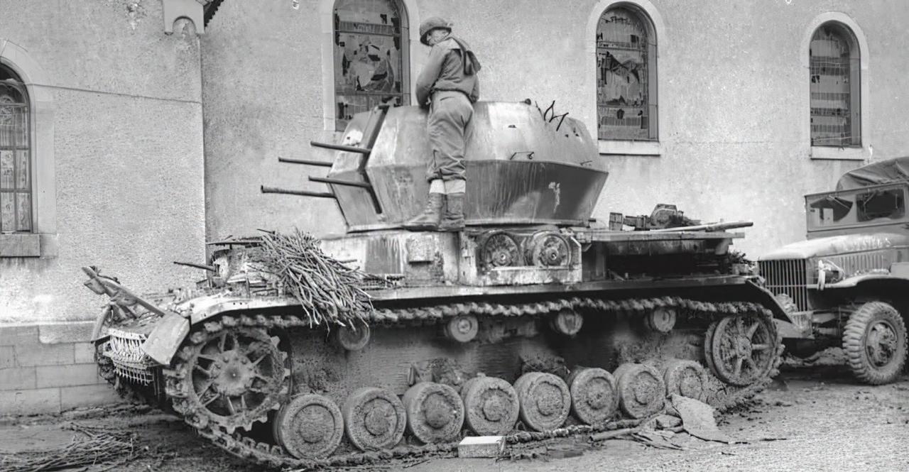 1945 年 2 月 6 日，科尔马东南的赫滕施拉格，一名美军士兵正在检视这辆被