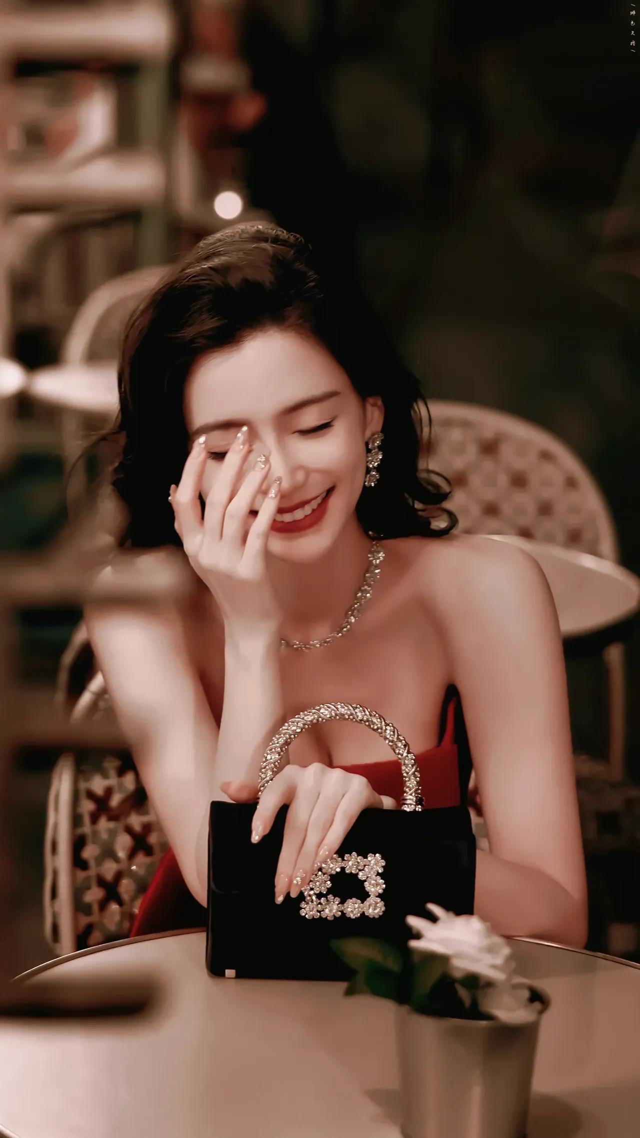 杨颖事业可能就此终止了！

杨颖观看疯马秀事件越演越烈，种种迹象表明，她的演艺事