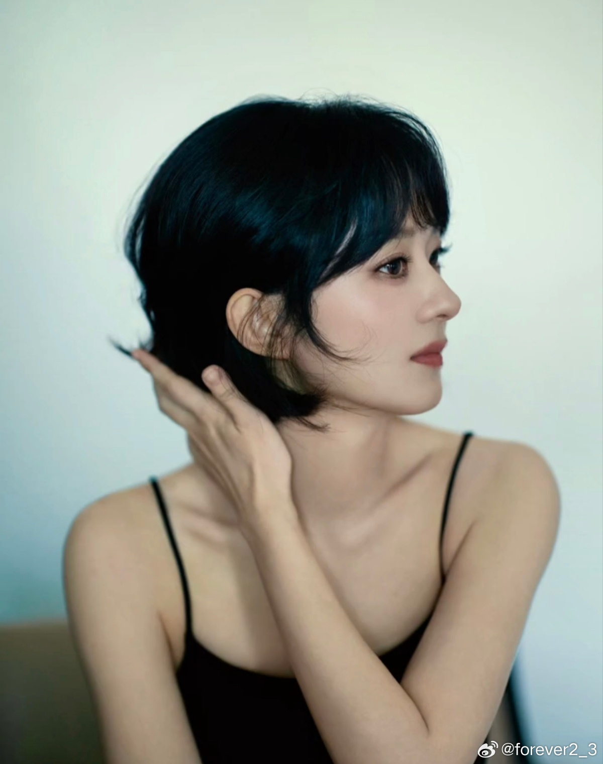 赵丽颖纪梵希吊带黑裙从头到脚都好美啊，不想叫赵姐了，想叫小赵妹妹