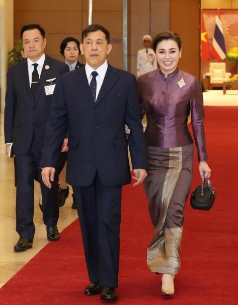 丈夫养小妾，苏提达王后从来不管，活的挺通透。

当年戴安娜王妃嫁入王室以后，才几