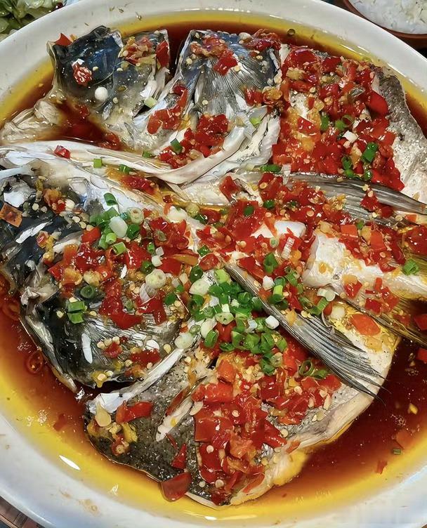 长沙烟火味藏在剁椒鱼头里🥘长沙人刻在骨子里的夜宵浪漫，一锅剁椒鱼头热气扑鼻，鲜