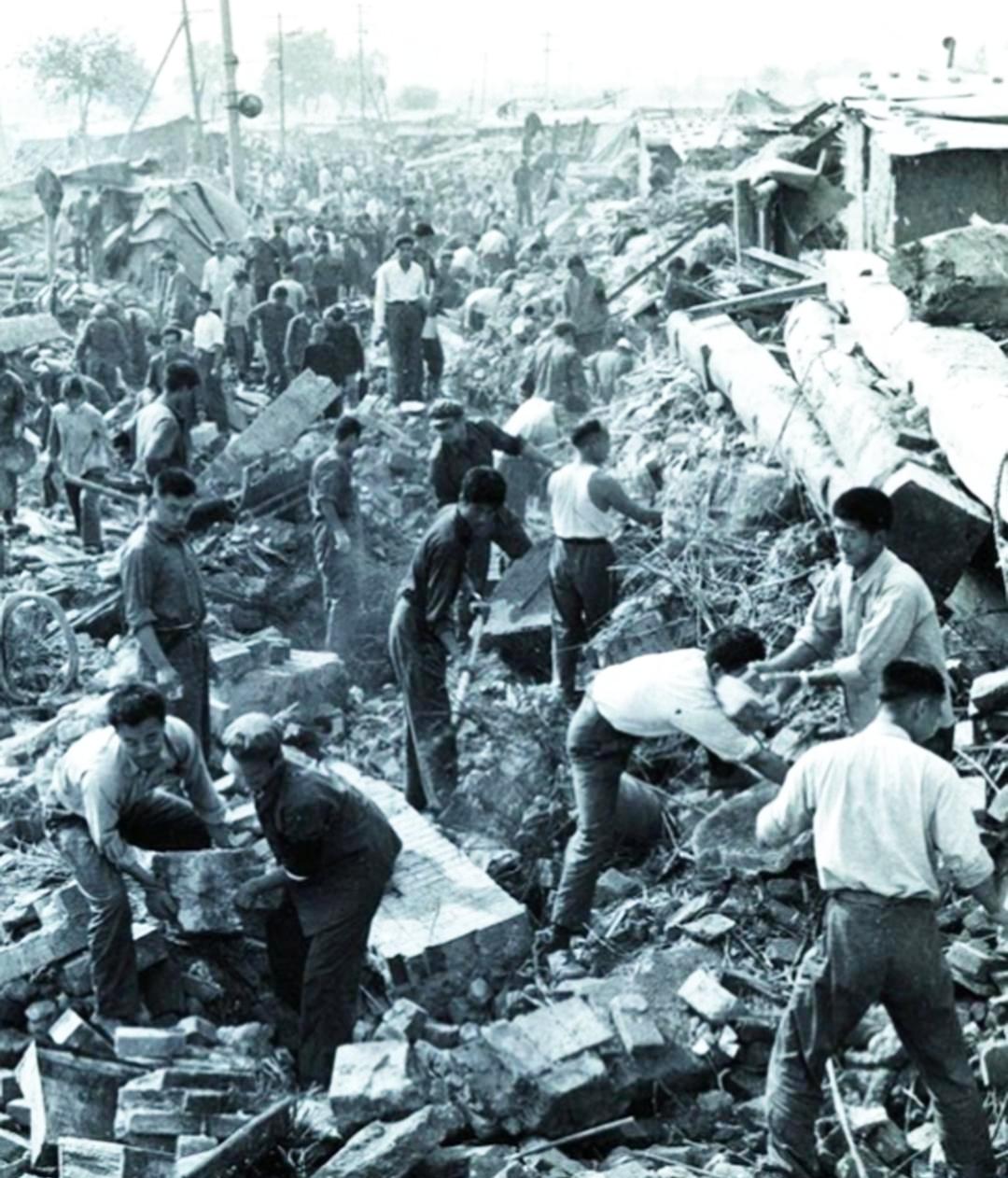 1976年，唐山大地震中，看守所也被震塌，200多名囚犯从狱中跑了出来。谁料，他