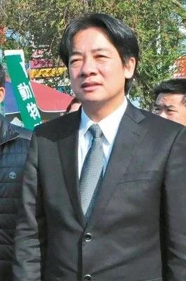 徐国勇再爆金句，祖先是中国人他不是！侯友宜不装了，响应民进党。他是石头缝里崩出来