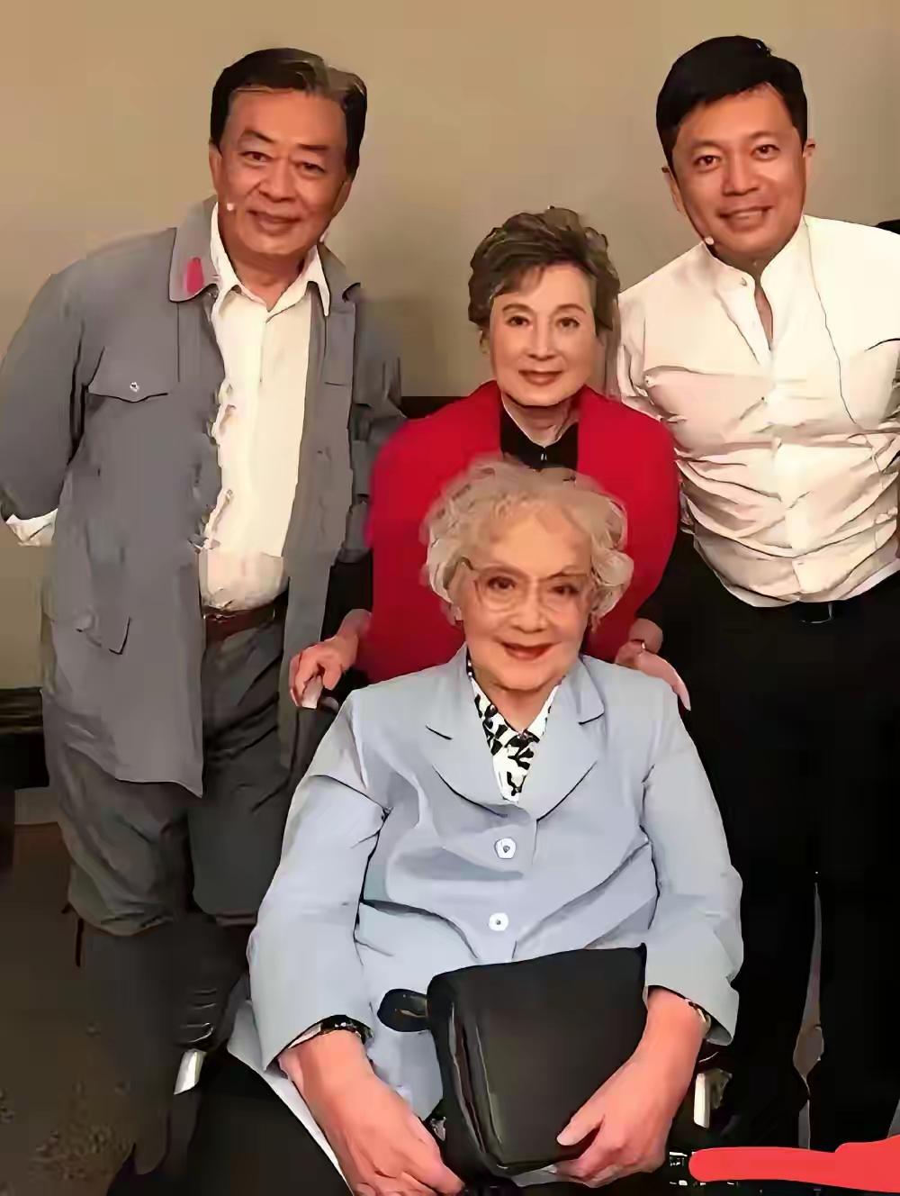 四位老戏骨同框照
实在是太有画面感了，你们认识吗？
我只认识其中一位，她是国家一