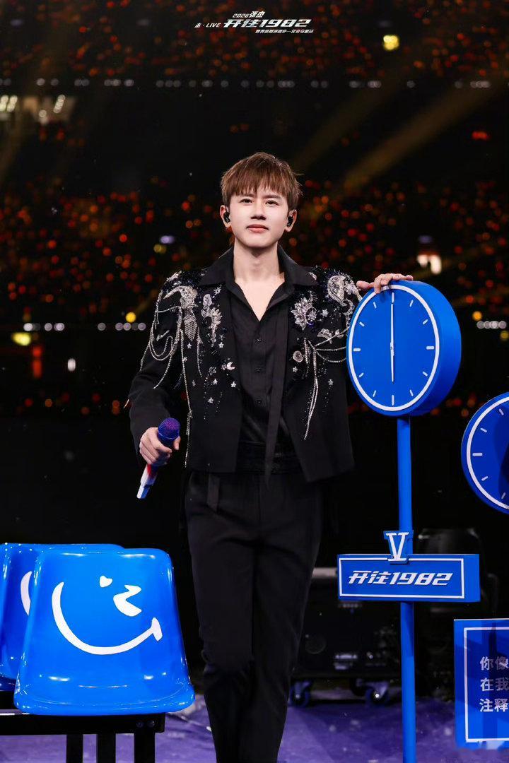 张杰就这样对着我哦了一分钟 这个G区的哦，应该会成为一个名场面。不是因为他唱了多