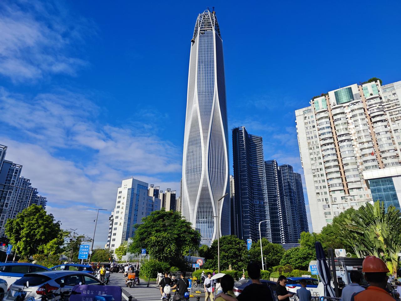 今天深圳的天空太帅了，深圳这栋即将建成的超级摩天楼也很帅，其简洁流畅的造型，和深