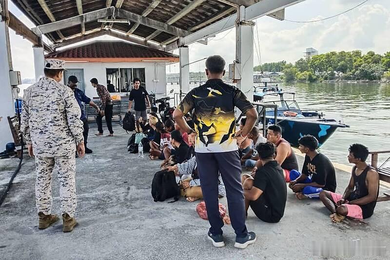 疑似印尼非法移民船在马来西亚海域沉没 已致14人失踪海外新鲜事 一艘载有37名疑