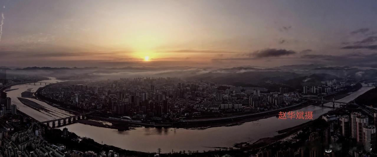 太阳初升，阳光逐渐洒满整个城市，给安康带来了无限温暖。此时，街道上行人稀少，只有