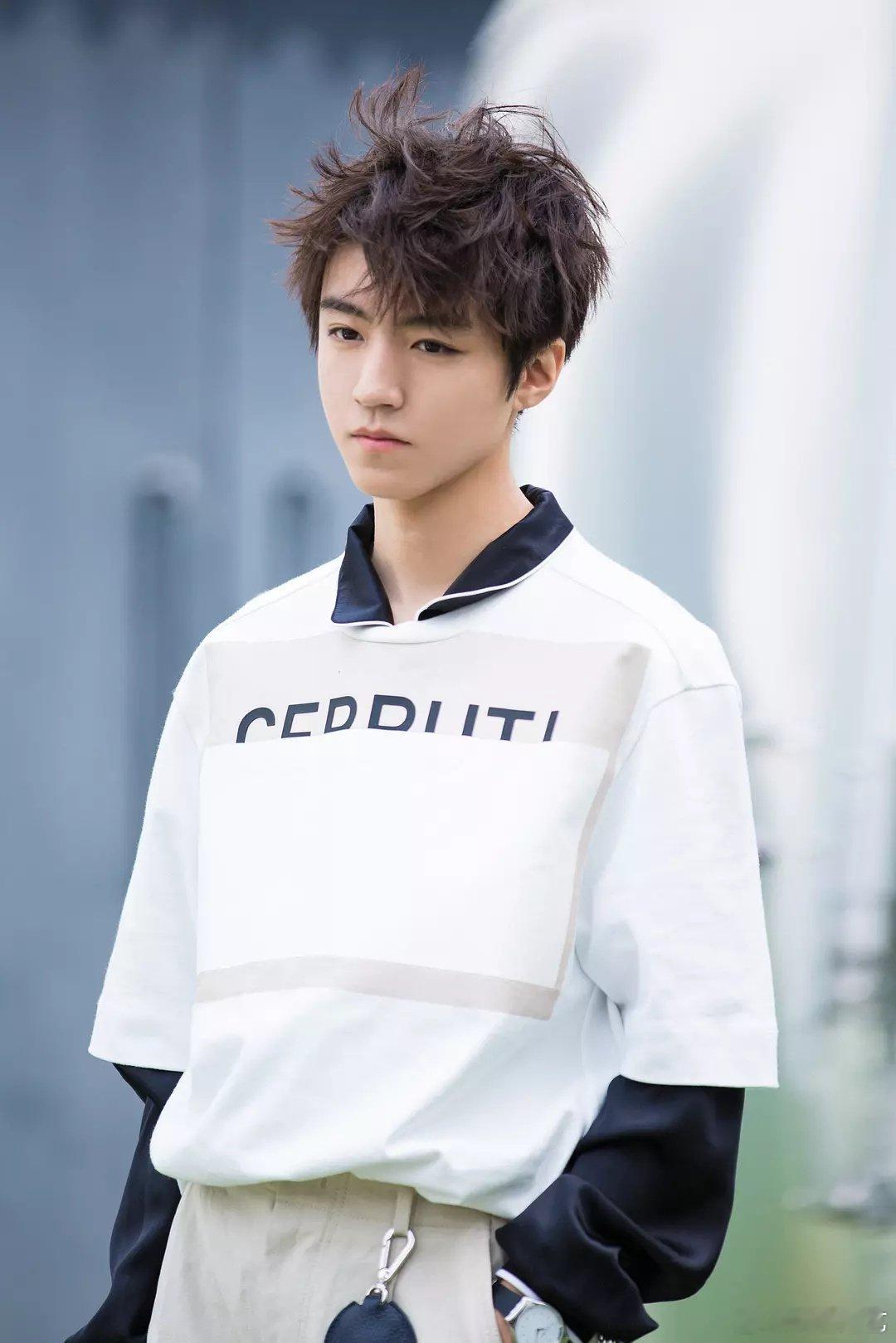 王俊凯还在穿6年前的衣服 衣服上的岁月痕迹超真实，没有明星的“精致包袱”，怎么舒