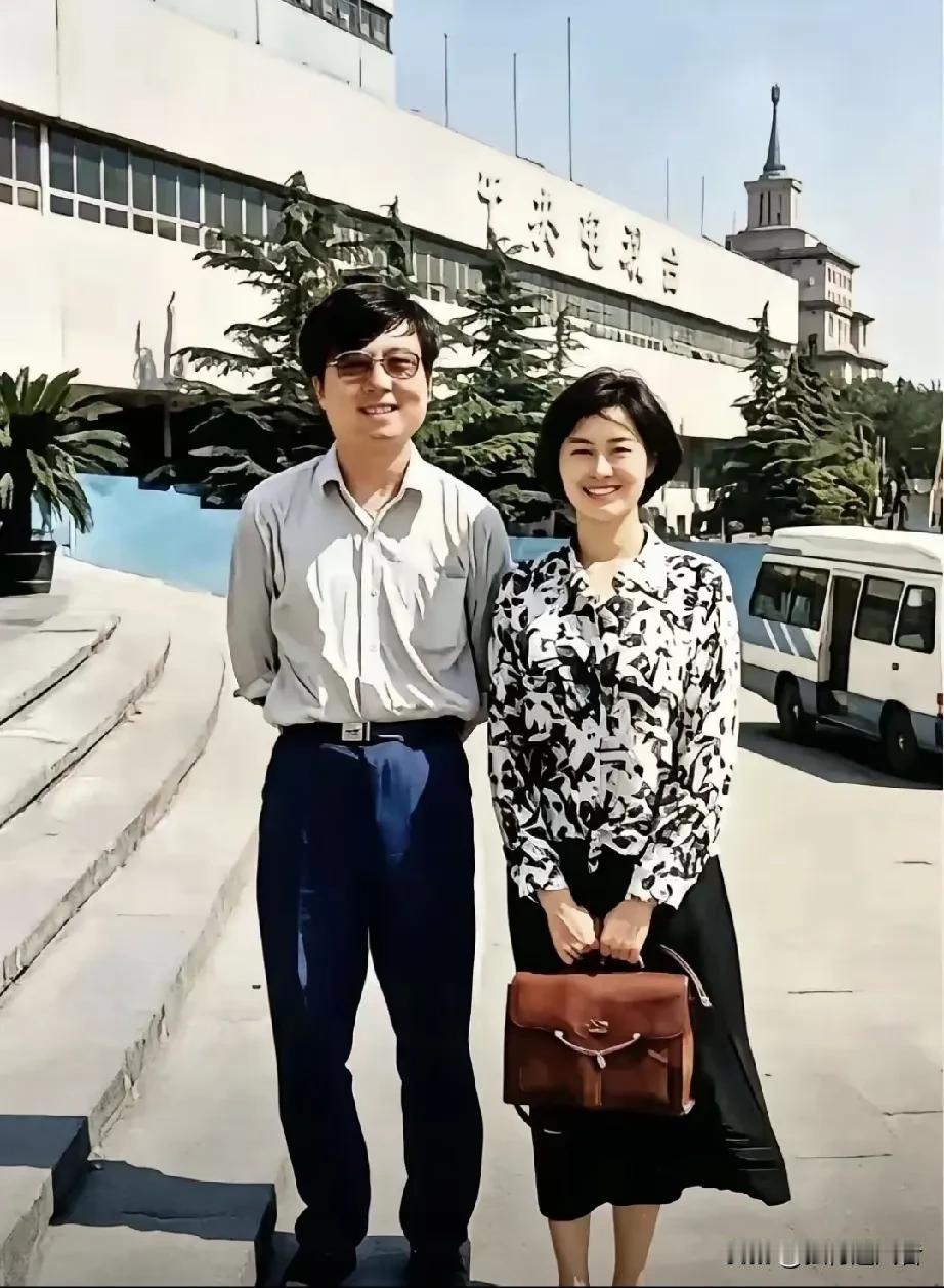 这张旧照片，拍摄于1994年的中央电视台老台大院。画面中的女士，时年38岁，正值