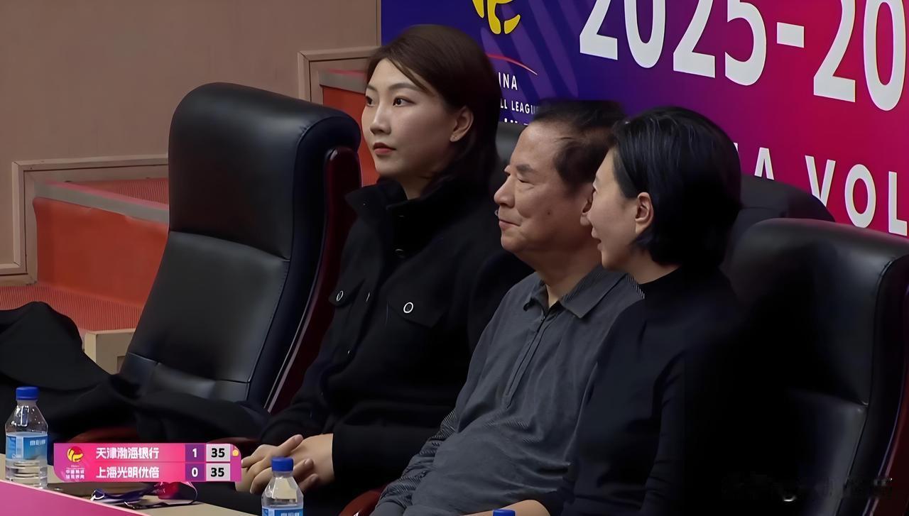 李珊在任的最后一次观赛，袁心玥陪同，意义不同寻常。天津女排3：1战胜上海女排，极