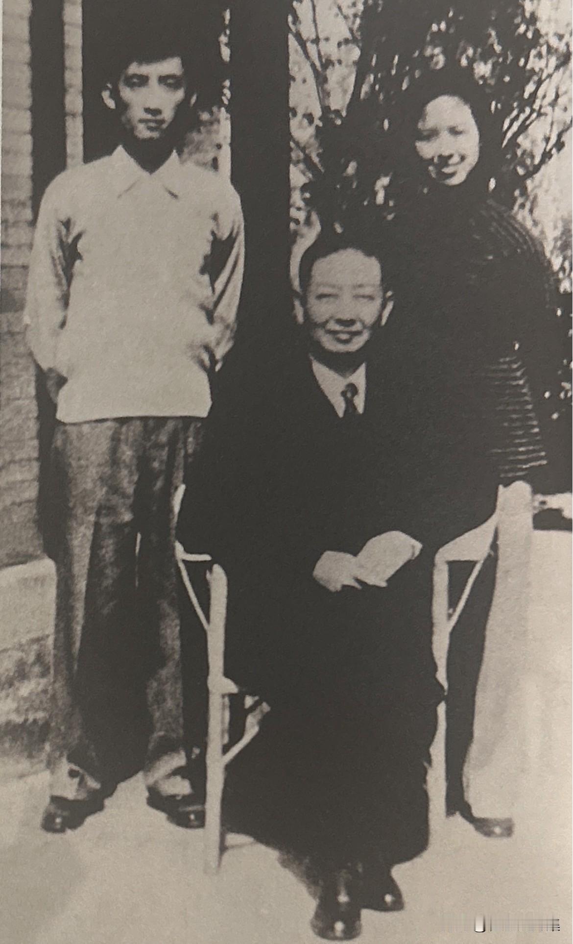 【老照片背后的故事137】
1957年，梅兰芳与儿子梅绍武及儿媳屠珍合影。梅绍武