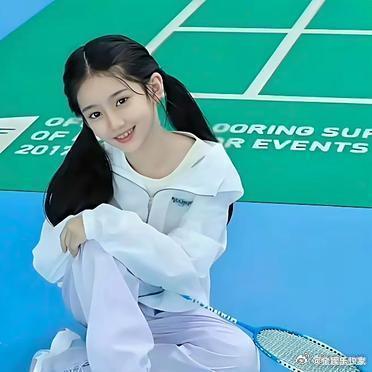 于正年初签约9岁小女孩于正新签的小女孩神似刘亦菲 不光是外形像，连那种安静时的氛
