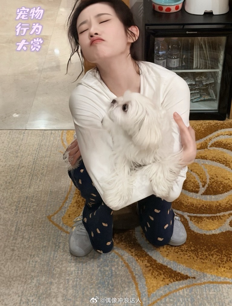 张艺凡神一阵鬼一阵 打开张艺凡的微博谁能分辨出来哪个才是真正的她，营业时优雅高贵