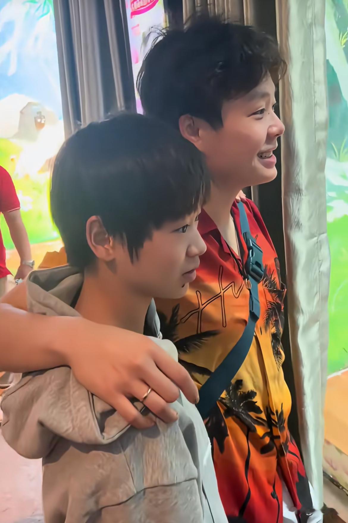 对于回到广东却不能立马回家的全红婵来说，最亲近的人不只有家人，还有队友。
奥运健