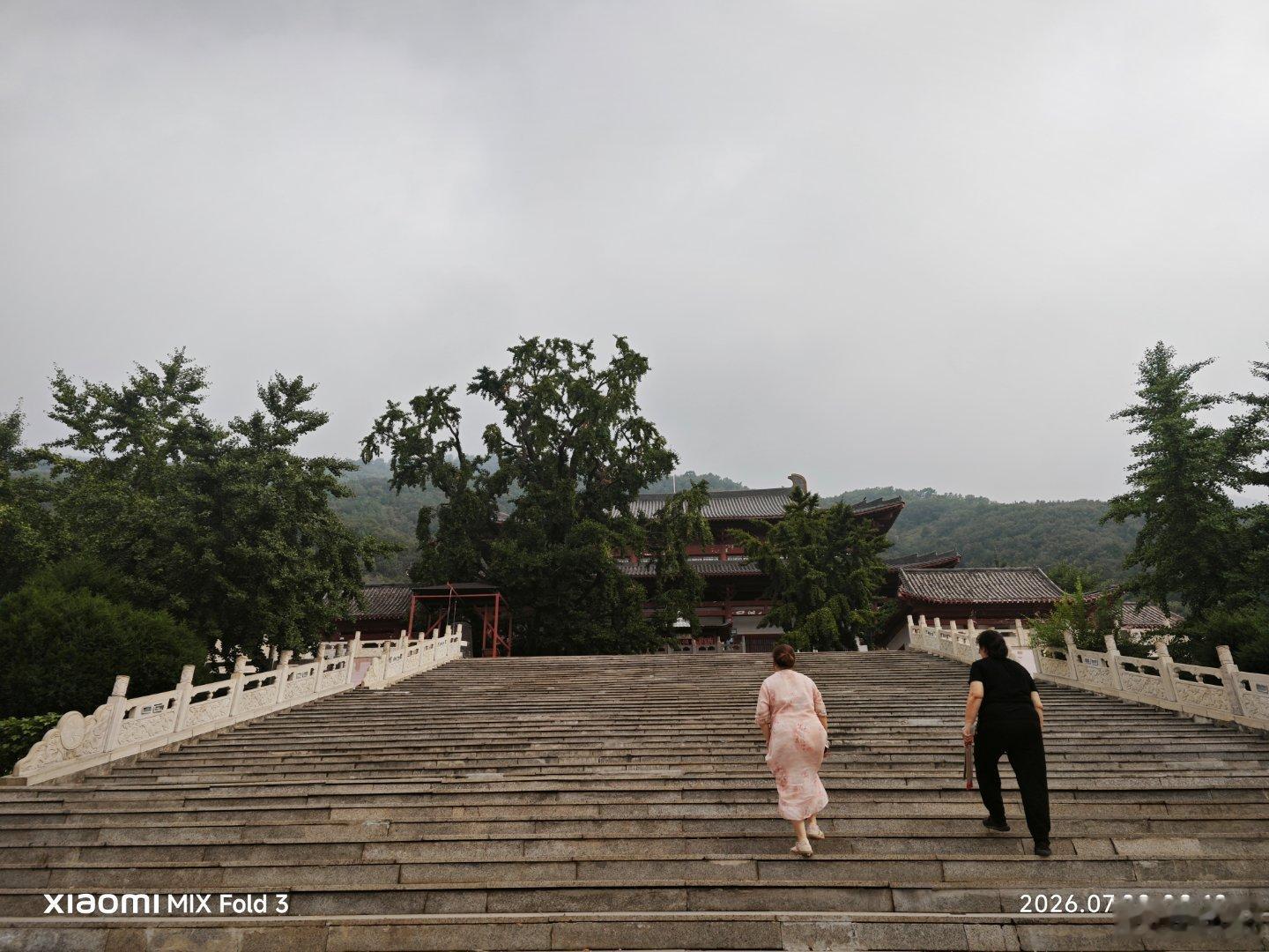 北京密云大云峰禅寺，仅初一十五和佛诞日的上午开放。山门前有一年轻男人跪着，前有牌