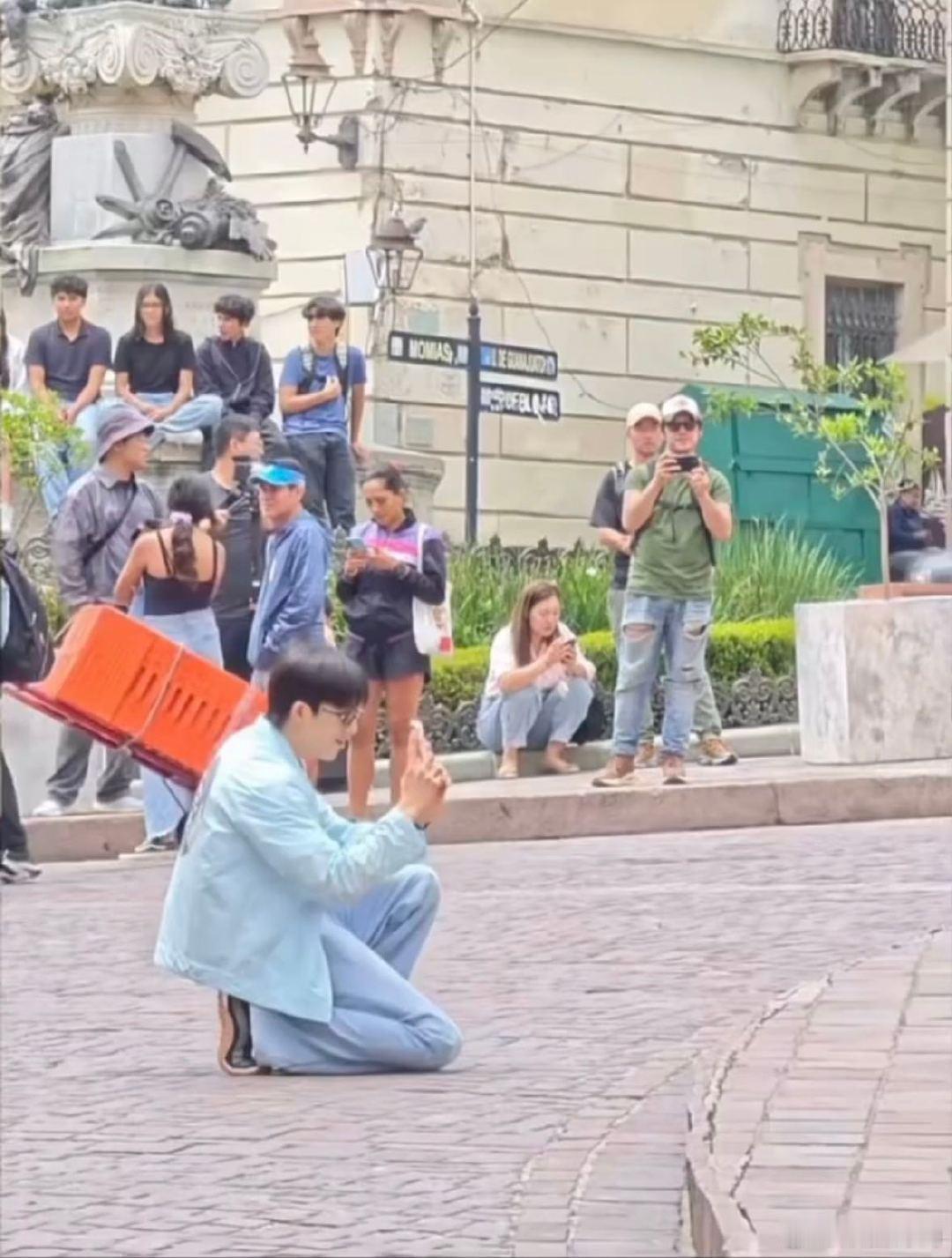 王星越花少骑士跪拍照 王星越骑士跪给吴君如拍照墨西哥街头这一幕太有画面感，王星越