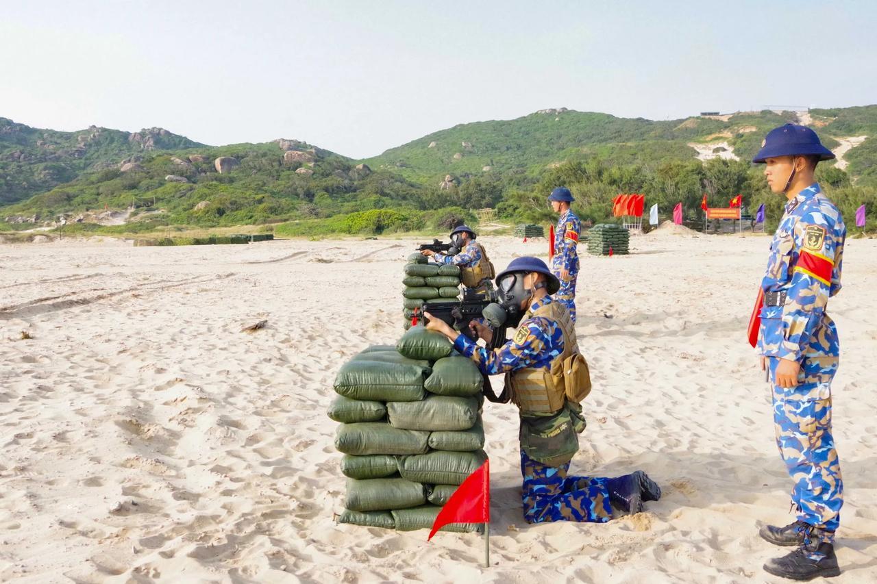 作为训练的一部分，越南海军步兵的义务兵戴着防毒面具，使用 IWI TAR-21 