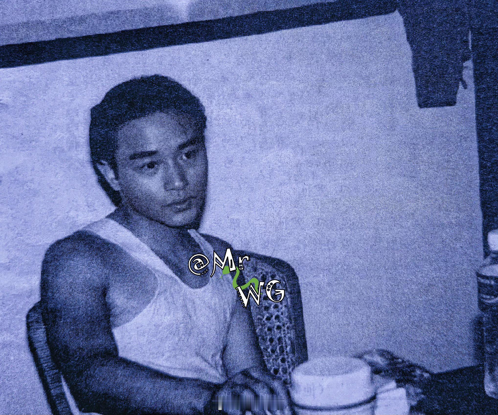 张国荣独家扫描 相片像被江南旧宅院的湿漉漉雾气、洇成了复古的烟黄，张国荣俊朗又冷