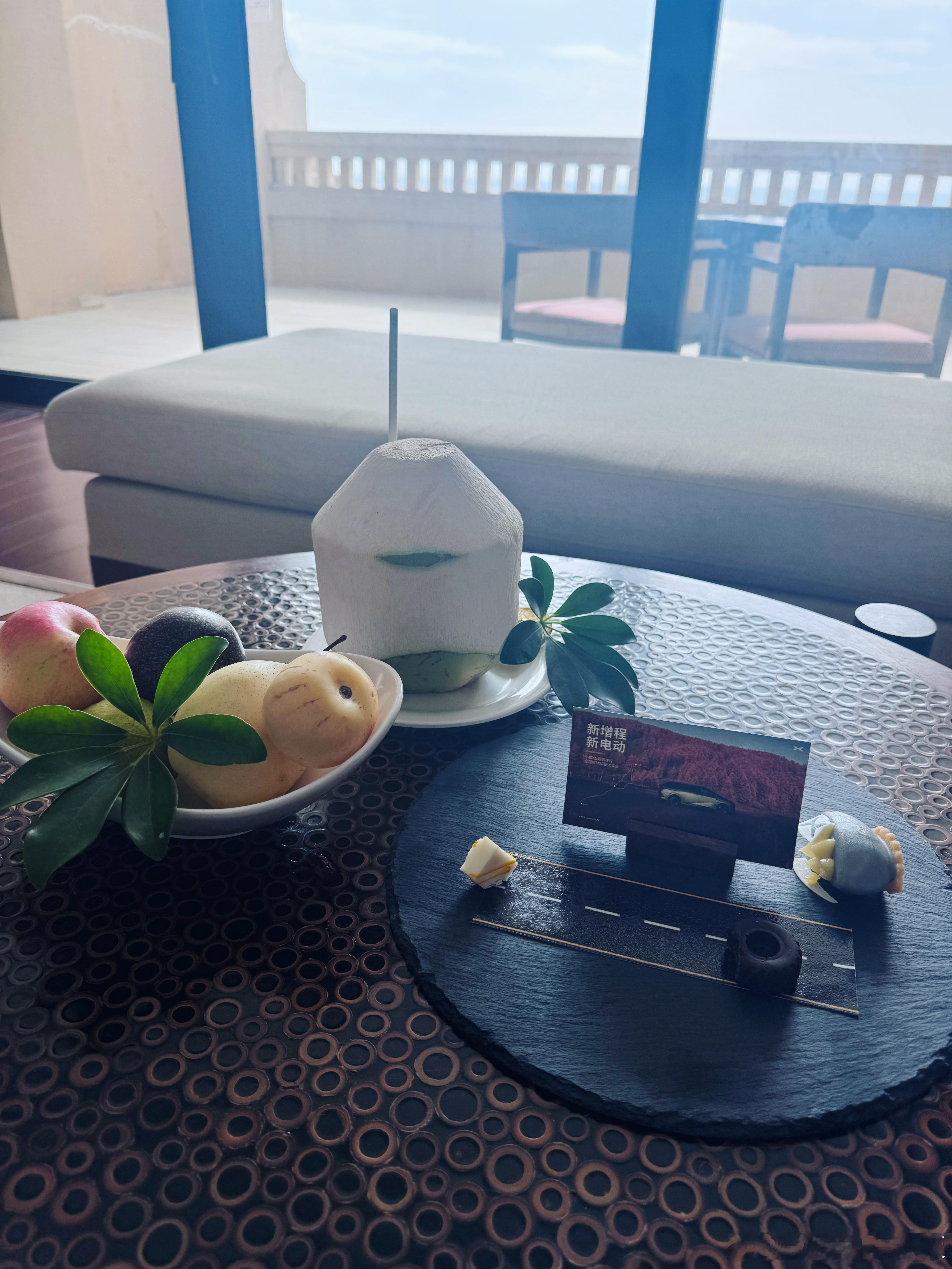 我靠今天拍了五个小时 从全妆到全脱妆现在饿得我能吃下一头牛 1602公里续航的小