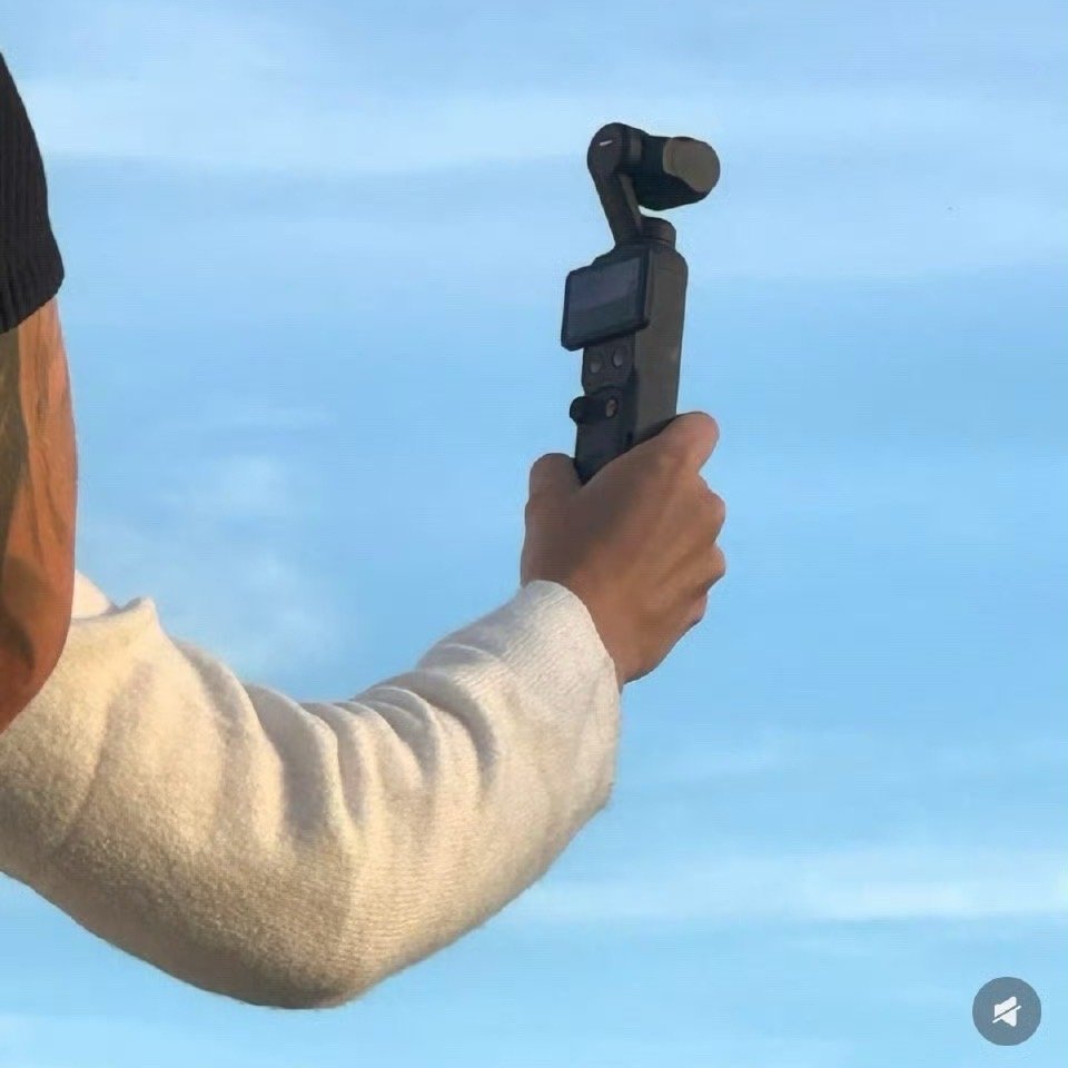 这个玩意儿市场很大，我看很多学生都在用，这几年影像技术进步，运动相机很强了，微单