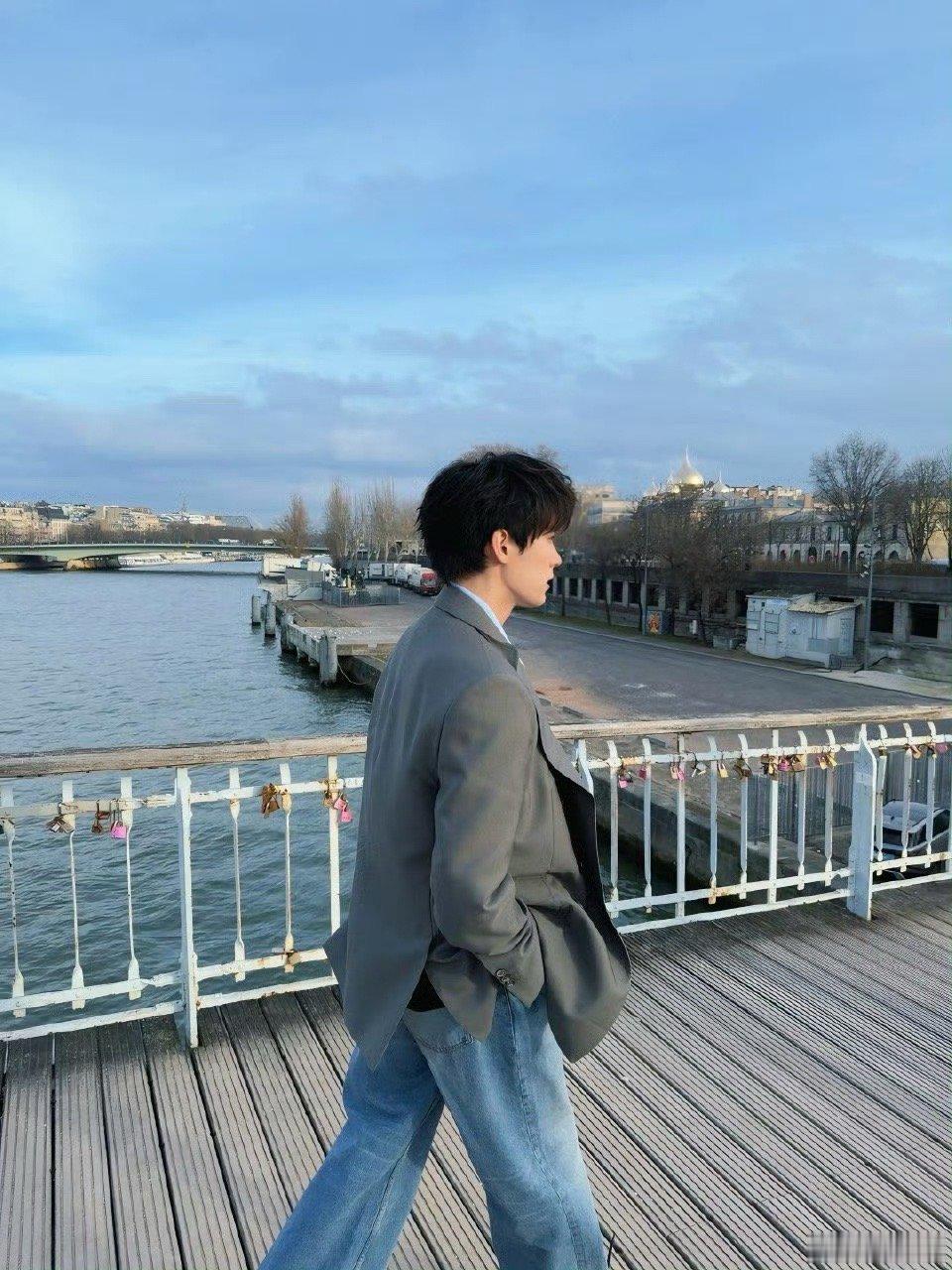 周翊然 男生出片姿势hello时装周 巴黎这次的分享真不错。从看秀到实用技巧，内