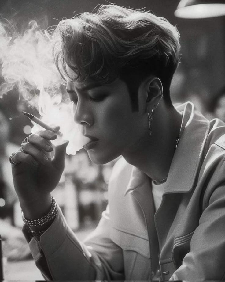 王嘉尔当明星在澡堂遇到粉丝潜水不好笑就露宿街头 水底下冒出来确认身份的那个画面，