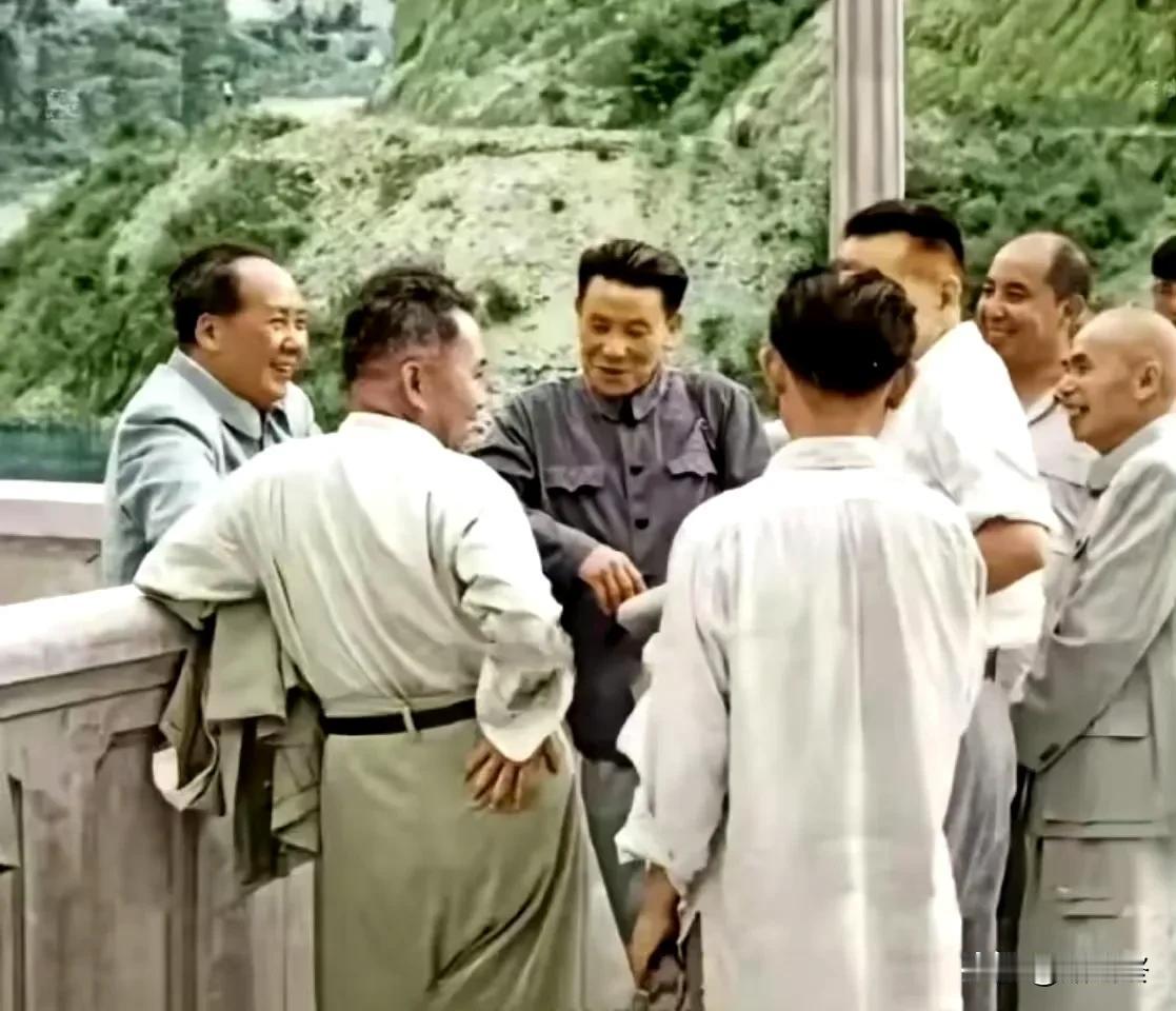 这张照片弥足珍贵！
一群人围着伟人谈笑风生。#历史回眸#