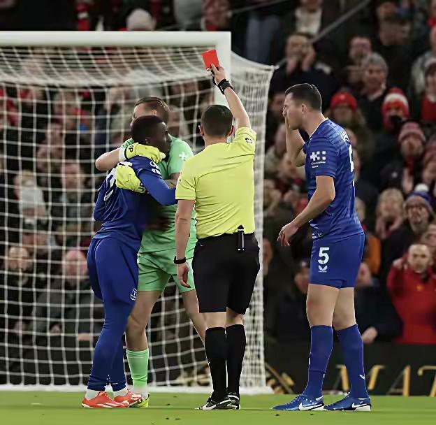 【埃弗顿匪夷所思客场击败曼联，自领红牌壮士断臂】阿莫林的曼联急需积分，他们雄心不