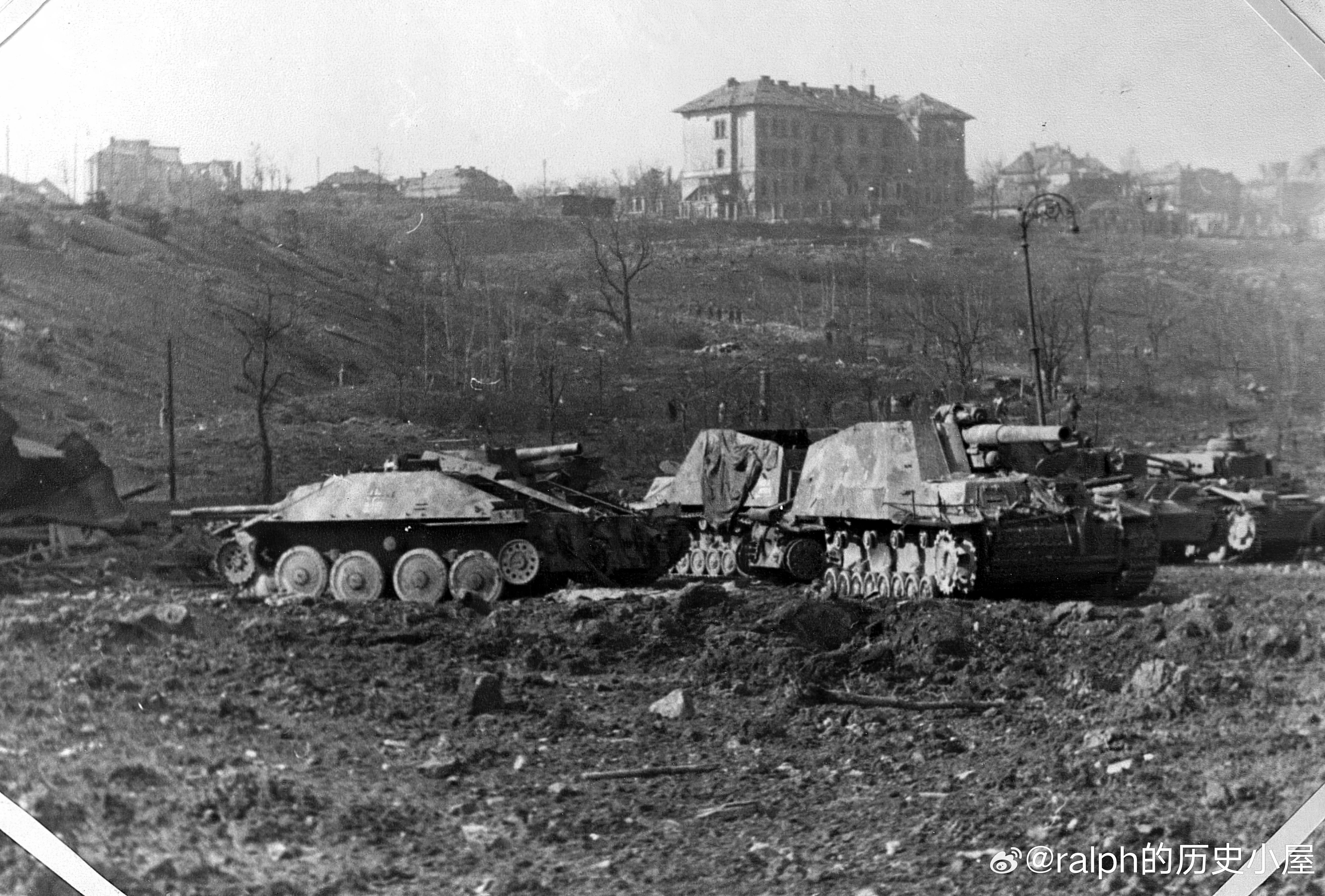 1945年布达佩斯战役中被击中并放弃的德军自行火炮。中央是1辆Sd.Kfz.16