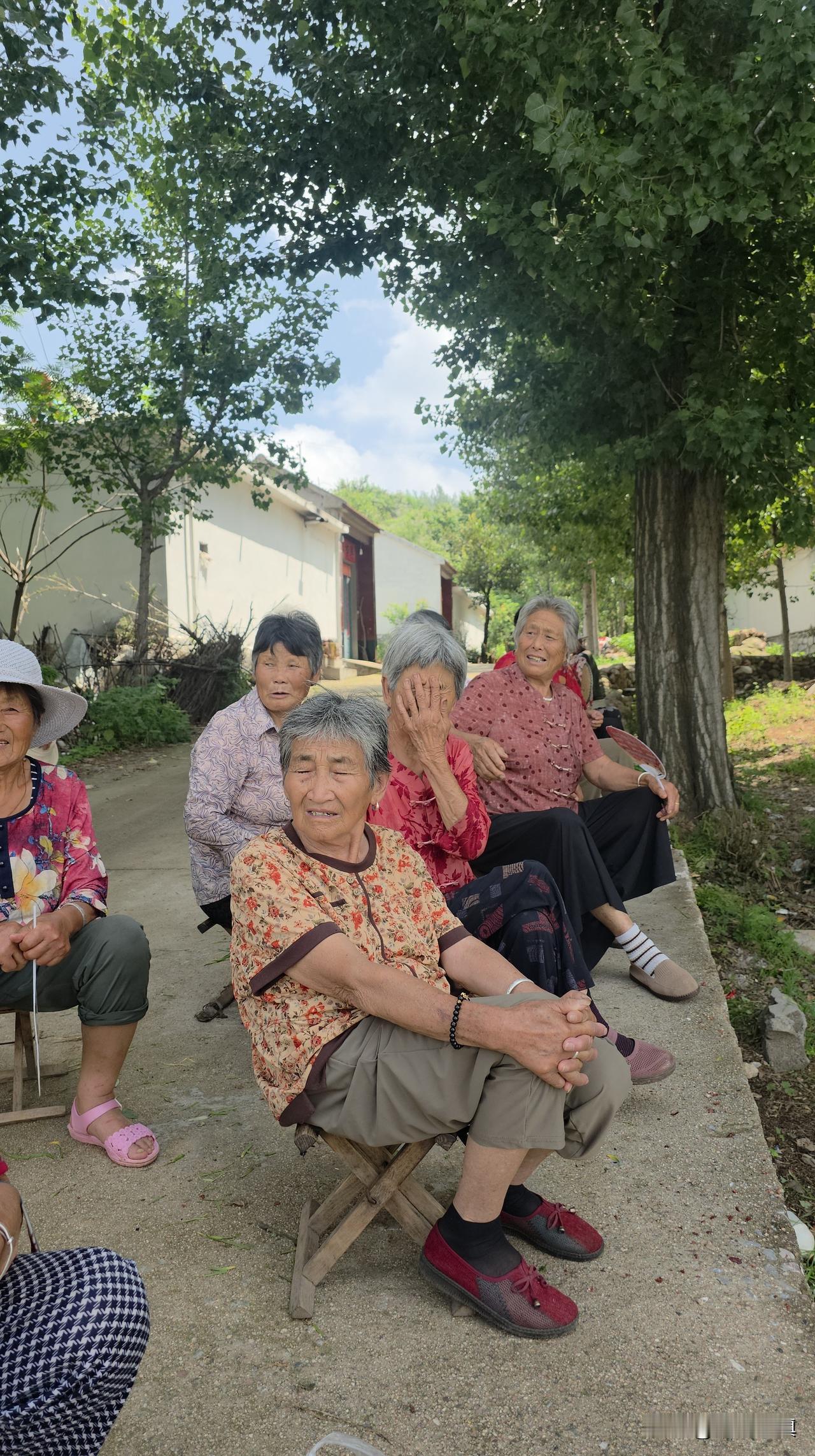 人生晚年：有固定存款的老人和有固定月收入的老人，结局可能不一样……

两个老人，