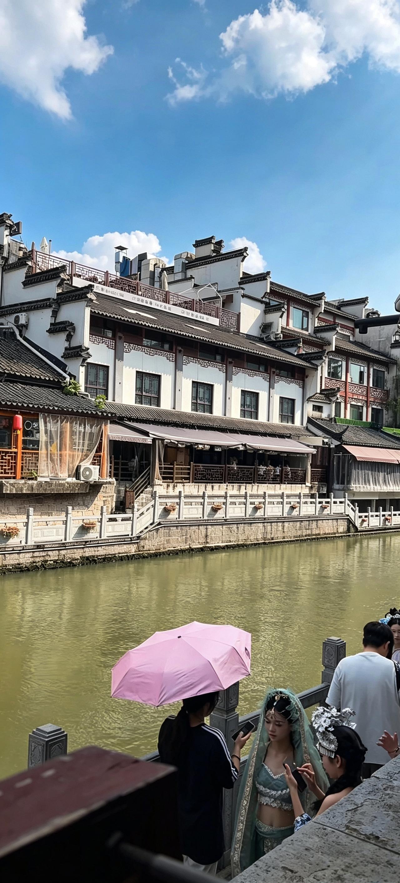 昨天是立秋日，南京气温依旧高达36℃。你猜猜这般高温，愿去户外旅游的朋友，都是谁