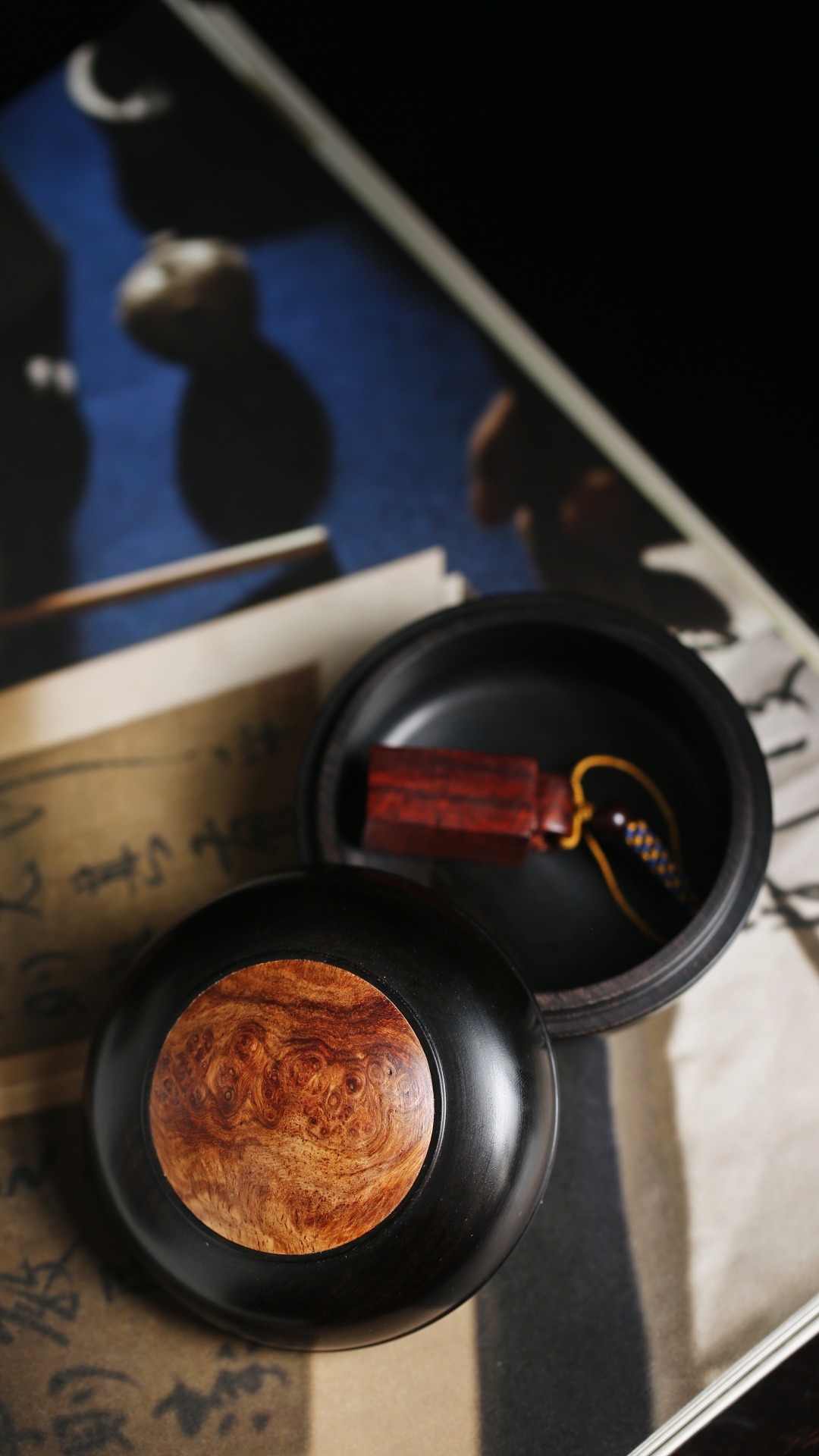 紫光檀嵌缅花·印泥盒盖盒嵌榴疤缅花，清雅隽丽，温润如玉，秀美文静，可珍可赏。直径