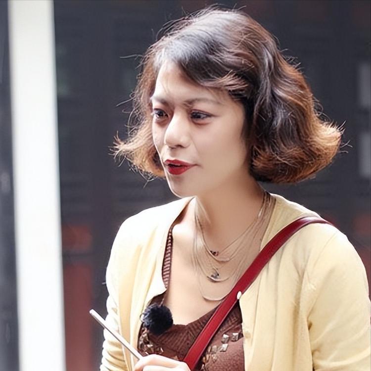 复旦大学陈果教授曾一针见血地说：
“一个家庭最大的悲哀，不是贫穷，不是疾病，而是