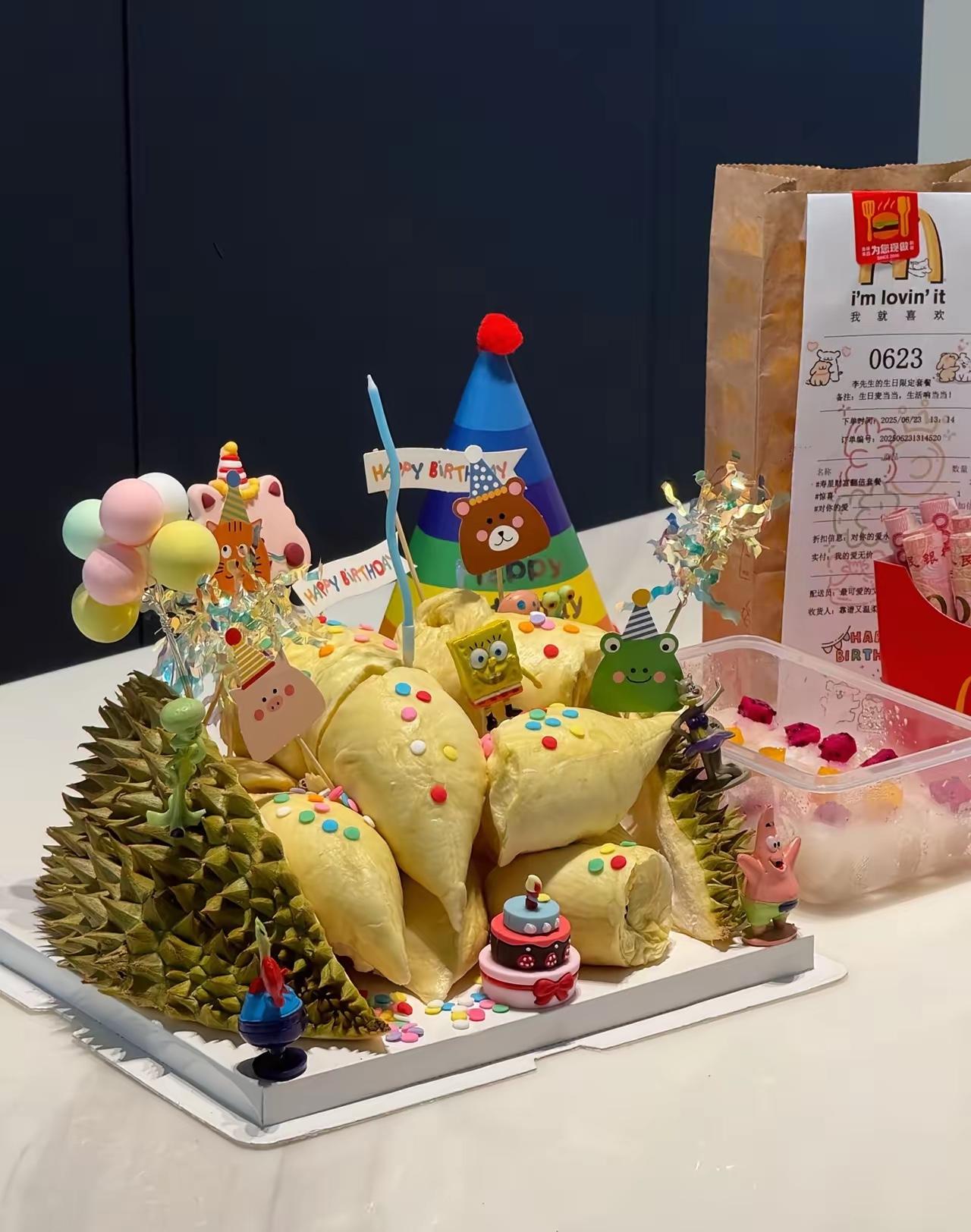 榴莲替代生日蛋糕杀出黑马！
闺蜜庆生直接捧上整颗榴莲，价格跟奶油蛋糕差不多。这招