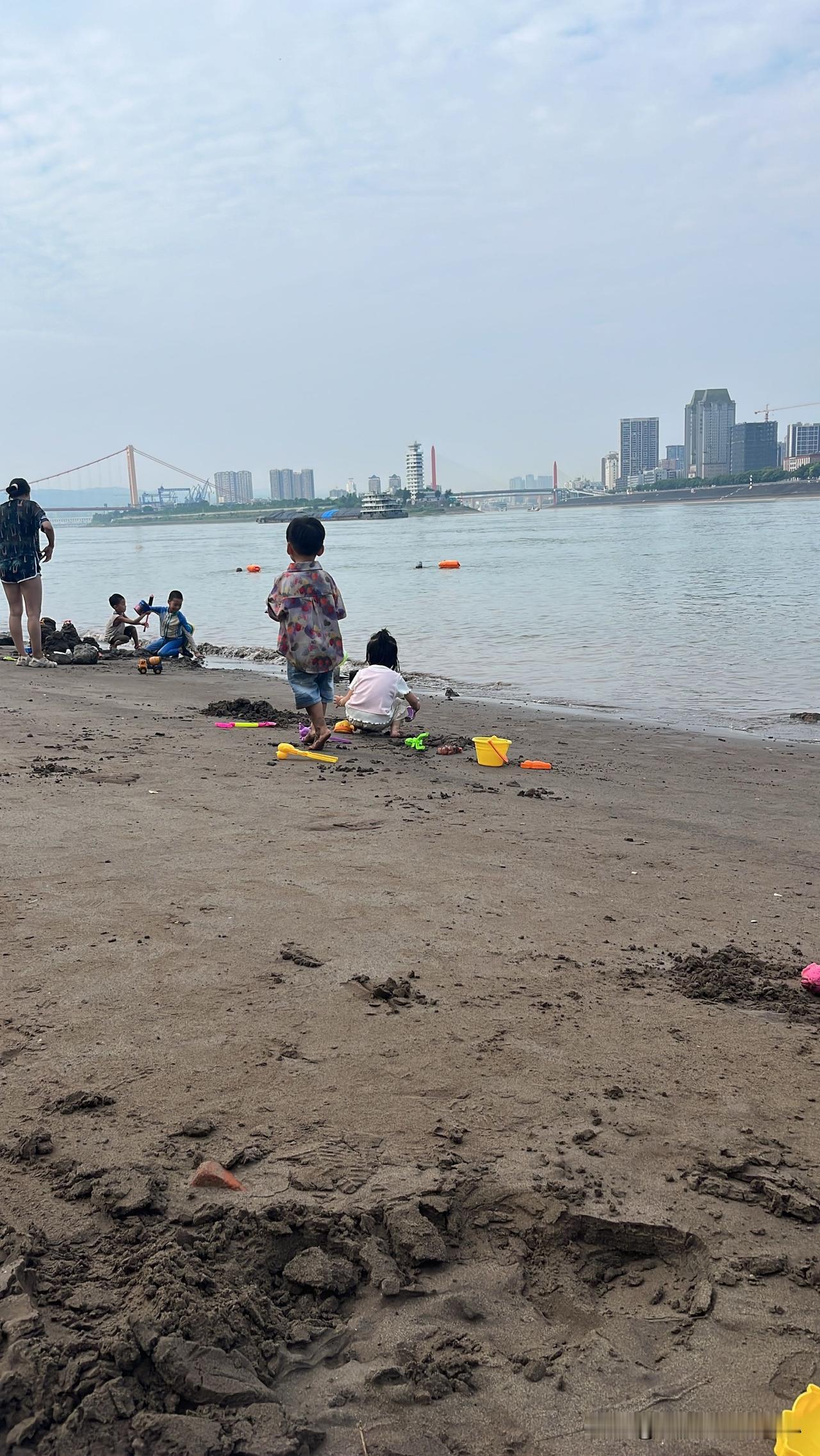 • 是夏天傍晚，一家人坐在江边的沙滩上，凉风吹过，孩子突然咯咯笑起来。
• 是我