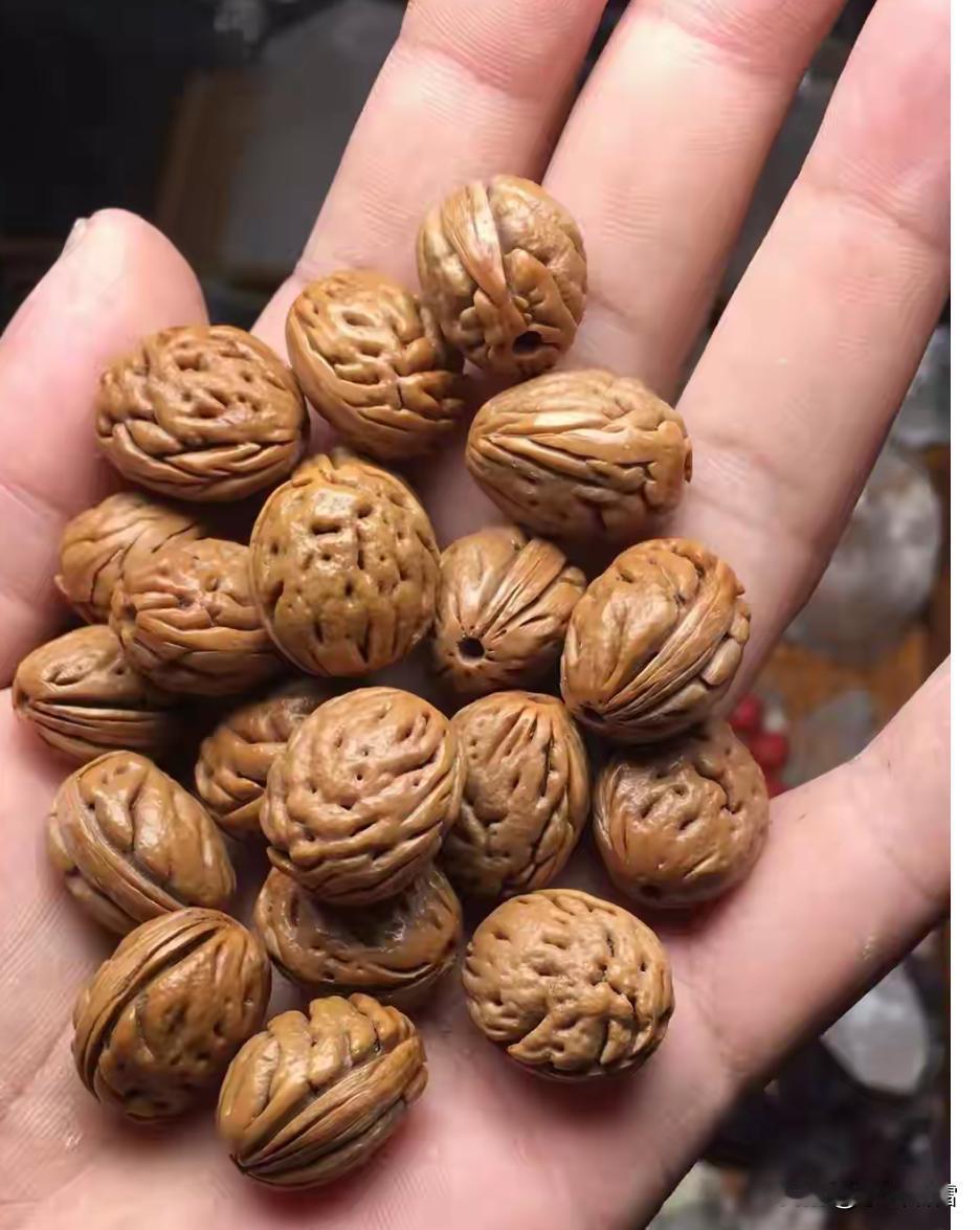 正月初一早晨八九点钟，选取树龄超十年的桃树，采摘其东南枝上的风干桃子，此乃真正的