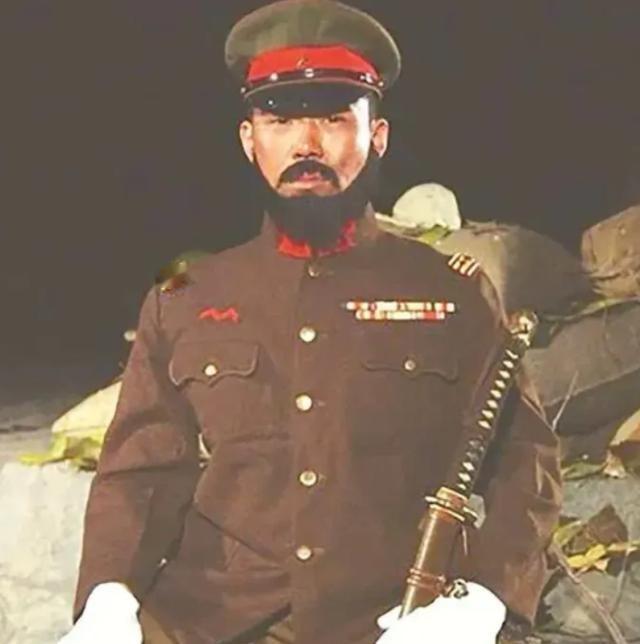 1938年，一个中国老兵发现日军阵地上，有个东西一闪一闪的，老兵毫不迟疑，对着那