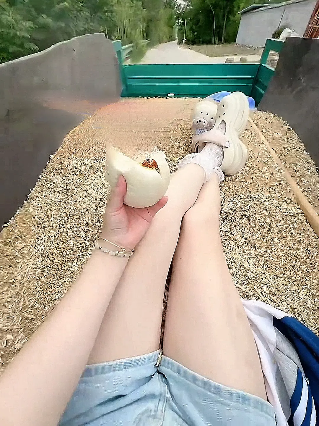 永远不要跟别人比生活 有多少钱就过多少钱的日子呗 只要健健康康的 当下就是最好的