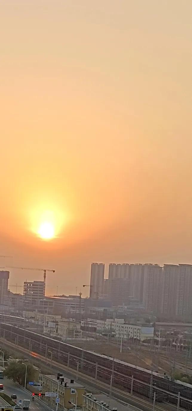 昨天费力扯了一段微头条，也是淡自己对世事的看法，说不同的人对打仗的支持和反对。