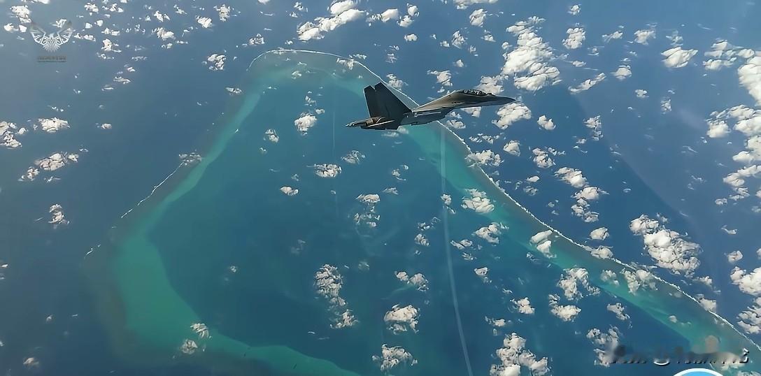 踹开“禁飞区”，打卡黄岩岛：南部战区空军发布一组多机型在黄岩岛打卡的超美合影。