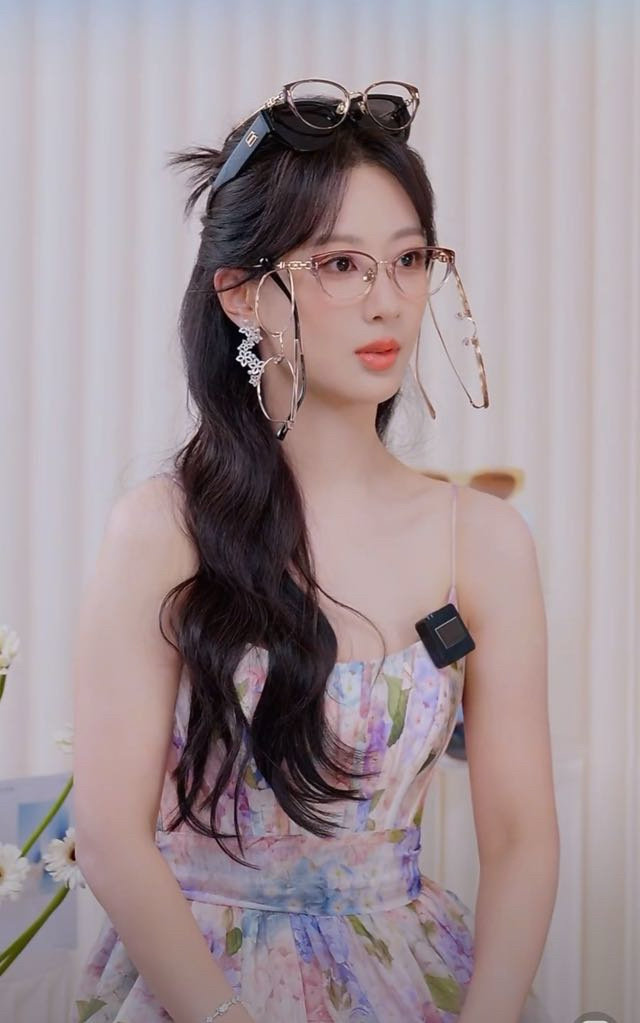 杨紫花朵裙眼镜look 杨紫公主卷发 杨紫花朵裙眼镜look，搭配公主卷发，咱就