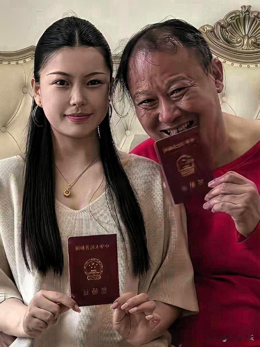 我勒个去！这下可把大叔高兴坏了，娶回家这么年轻媳妇。现在的姑娘都喜欢打叔吗！97