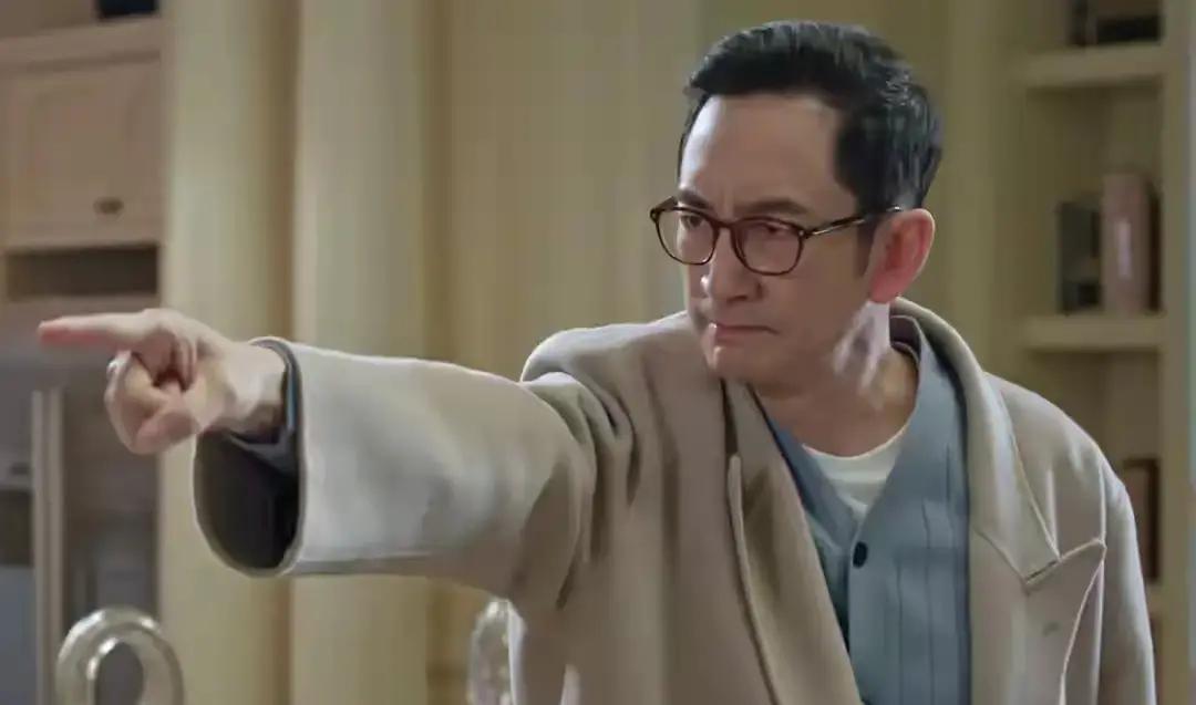 离婚当天，他甩出50万逼前妻签字
 
钱芳萍母女搬进聂家那天，曦光妈直接甩出离婚