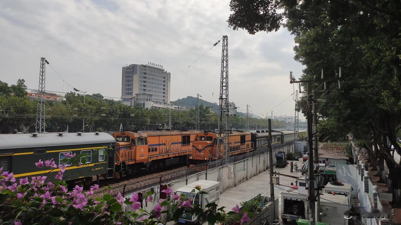 #2027年基本淘汰老旧内燃机车# 
国铁集团发文开始淘汰老旧内燃机车
时代是发