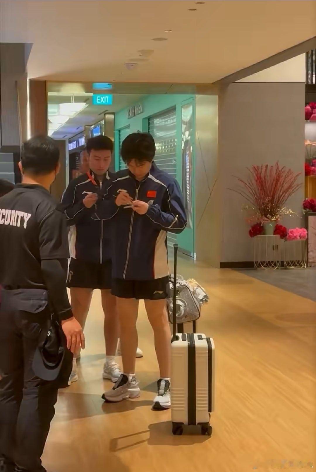 王楚钦心软软给小朋友签名王楚钦在自身没有紧要事情的情况下还是很愿意给小朋友和球迷