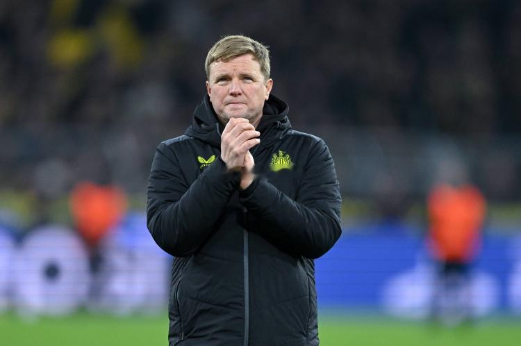 在一场跌宕起伏的英超焦点战中，纽卡斯尔联队在主场痛失好局，在上半场两球领先的情况