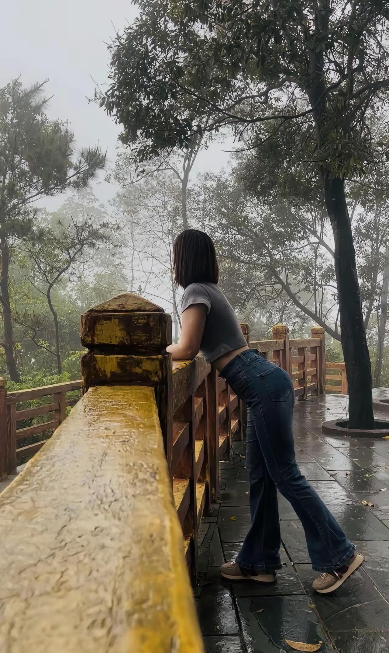 雨中山林漫步，感受大自然的宁静与美好。🌧️🍃烟也朦胧，雨也朦胧，美女烟雨中犹